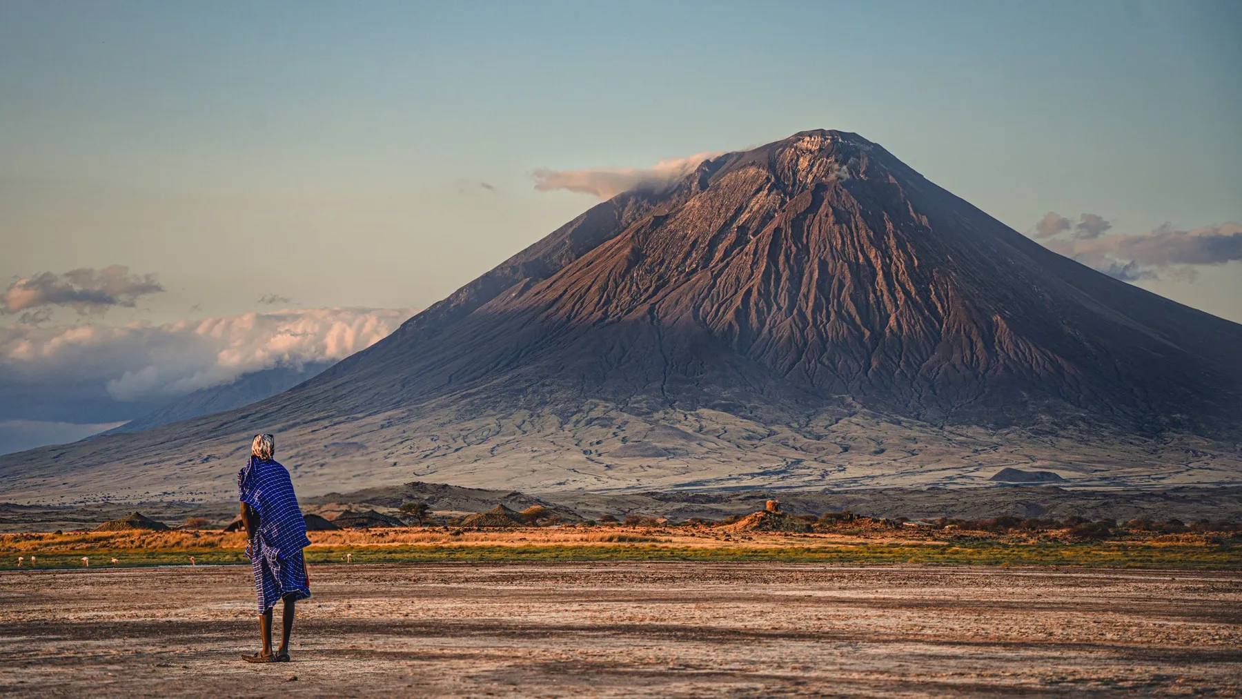 Un maasai frente al volcán Ol Doinyo Lengai