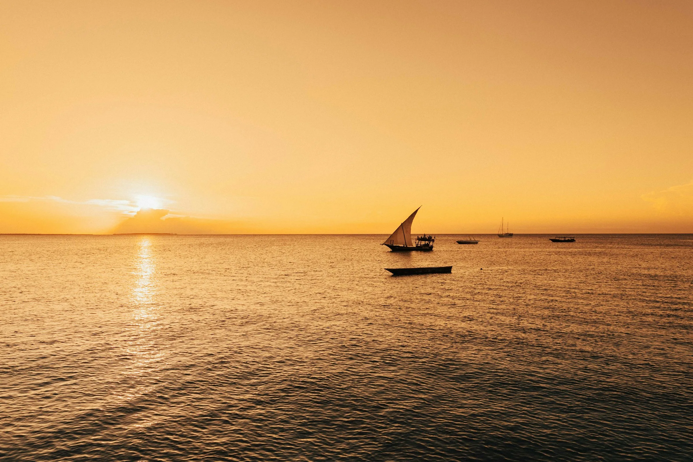 Atardecer en dhow tradicional en Zanzíbar, Tanzania